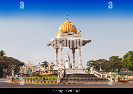 Statua di Chamarajendar Woodeyar, Re di Mysore Foto Stock