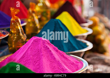 Polvere di colore sul mercato indiano, India Foto Stock