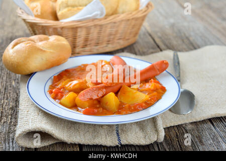 Hot Potato gulasch con Debreziner salsicce e panini freschi Foto Stock