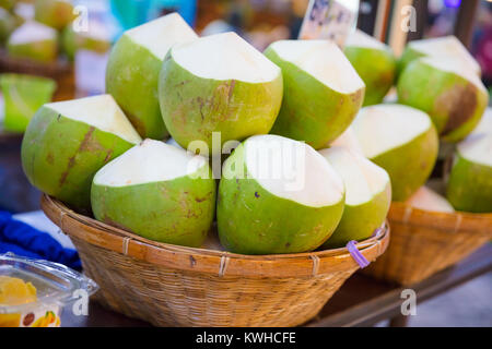 Noci di cocco per la vendita al mercato di strada Foto Stock