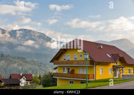 Alpi austriache il paesaggio rurale tra le nuvole. Haus, Stiria, Austria Foto Stock