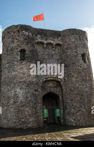 L'entrata del castello di Carmarthen. Viste in verticale di Carmarthen, Wales, Regno Unito. La cittadina più antica del Galles, Foto Stock