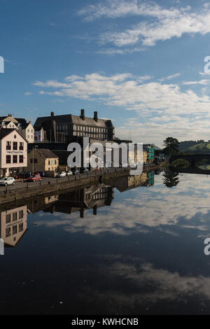 County Hall e il fiume Towy. Viste in verticale di Carmarthen, Wales, Regno Unito. La cittadina più antica del Galles, Foto Stock