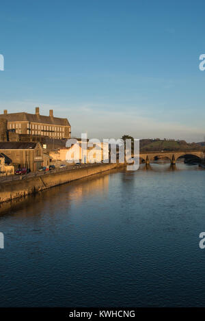 County Hall e il fiume Towy. Viste in verticale di Carmarthen, Wales, Regno Unito. La cittadina più antica del Galles, Foto Stock