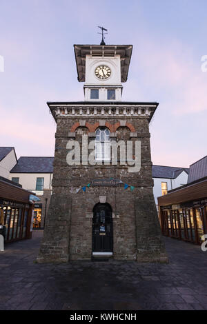 La Torre dell Orologio Carmarthen, mercato verticale di Carmarthen, Wales, Regno Unito. La cittadina più antica del Galles, Foto Stock