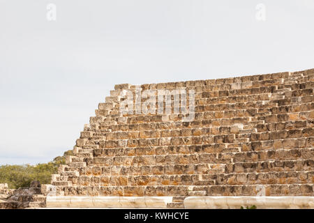 Le rovine del teatro nell'antica città greca di Salamina nella Repubblica Turca di Cipro del Nord. Foto Stock