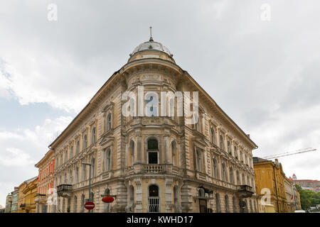 Antico edificio storico nel centro storico di Bratislava, in Slovacchia Foto Stock