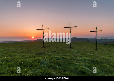 Alba di Pasqua, la croce o crocifisso, posto sul alto downland per celebrare la festa cristiana Foto Stock