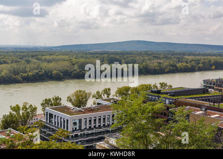 Bratislava cityscape vista sulla parte occidentale della città con il fiume Danubio dalla collina del castello, Slovacchia. Foto Stock