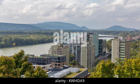 Bratislava cityscape vista sulla parte occidentale della città con il fiume Danubio dalla collina del castello, Slovacchia. Foto Stock