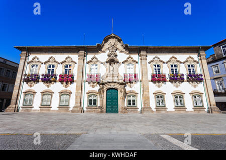 La Braga Town Hall è un edificio storico situato a Braga, Portogallo. Lì si trova la camara municipale, la città del governo locale. Foto Stock