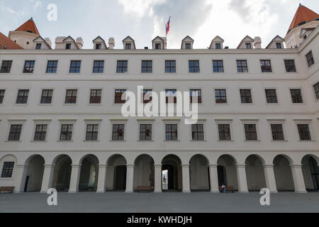 La donna si trova nel castello di Bratislava cortile, Slovacchia. Foto Stock