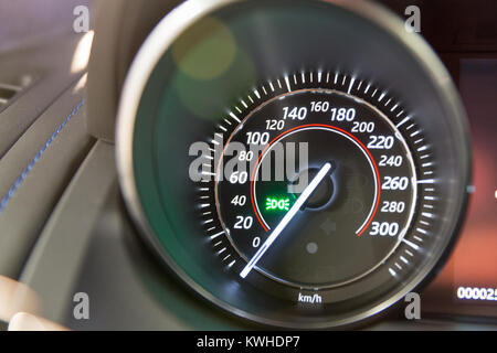 Auto moderna cruscotto con tachimetro e raggi solari closeup Foto Stock