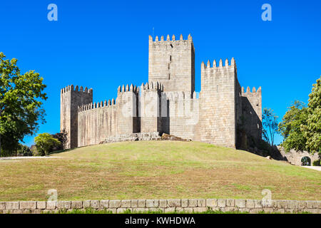 Il castello di Guimaraes è il principale castello medievale nel comune Guimaraes, Portogallo Foto Stock