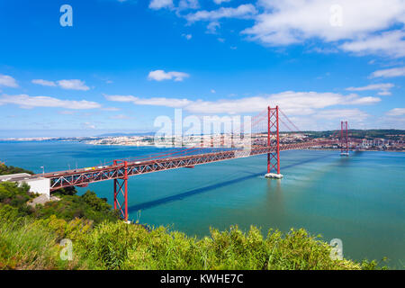 Il 25 de Abril Bridge è un ponte di collegamento tra la città di Lisbona per il comune di Almada sulla riva sinistra del fiume Tejo, Lisbona Foto Stock