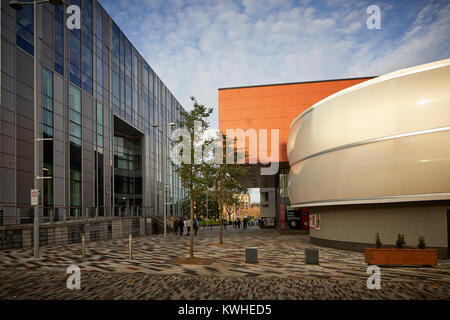 L'Università di Salford, nuovo e moderno in vetro contemporanea nuova Adelphi Theatre di sinistra e di destra Lady Hale edificio del campus Foto Stock