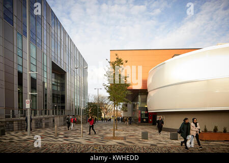 L'Università di Salford, nuovo e moderno in vetro contemporanea nuova Adelphi Theatre di sinistra e di destra Lady Hale edificio del campus Foto Stock