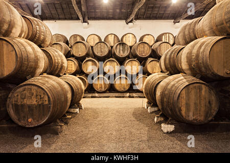 Di barili in cantina, Porto, Portogallo Foto Stock