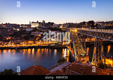 Il Dom Luis I Bridge è un arco metallico ponte che attraversa il fiume Douro tra le città di Porto e di Vila Nova de Gaia, Portogallo Foto Stock