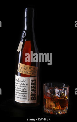 Grodno, Bielorussia, Gennaio 02, 2018 , Booker, dritto Kentucky bourbon whiskey e vetro con il whiskey. Foto Stock