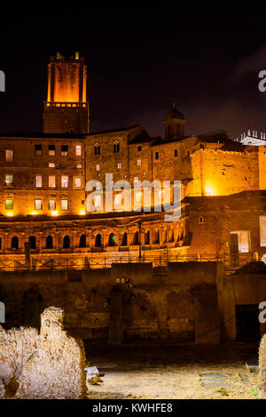 Rovine del Foro di Traiano di notte con torre Militia sullo sfondo, Roma, lazio, Italy Foto Stock