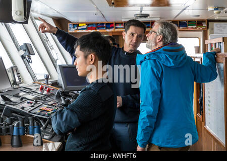 Turismo &'equipaggio della nave a vela ponte nave passeggeri Ocean Adventurer; porta alpine sci alpinismo in Antartide Foto Stock