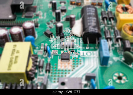 I componenti elettronici sulla scheda principale del resistore e la tecnologia a chip Foto Stock