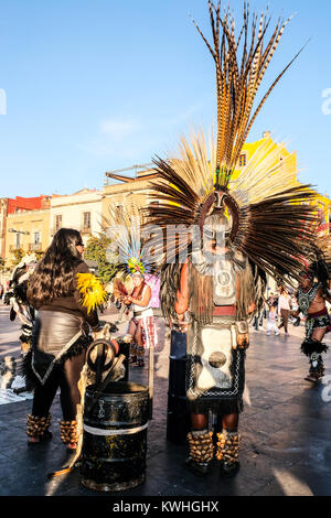 I popoli indigeni in costumi tradizionali e copricapo eseguire al Zocalo piazza di Città del Messico Foto Stock