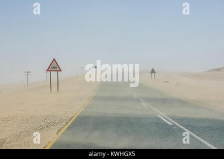 Una tempesta di sabbia sulla strada vicino a Luderitz in Namibia Foto Stock