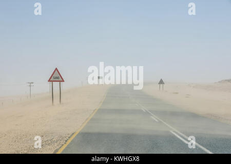 Una tempesta di sabbia sulla strada vicino a Luderitz in Namibia Foto Stock