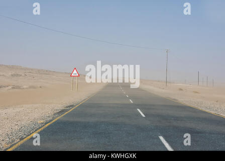 Una tempesta di sabbia sulla strada vicino a Luderitz in Namibia Foto Stock