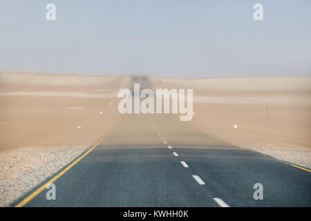 Una tempesta di sabbia sulla strada vicino a Luderitz in Namibia Foto Stock