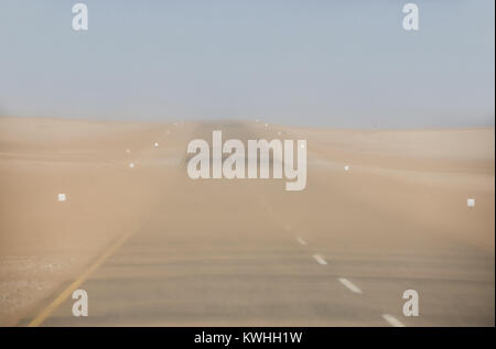 Una tempesta di sabbia sulla strada vicino a Luderitz in Namibia Foto Stock