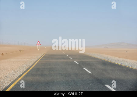 Una tempesta di sabbia sulla strada vicino a Luderitz in Namibia Foto Stock