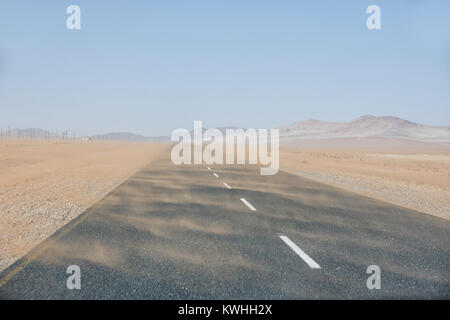 Una tempesta di sabbia sulla strada vicino a Luderitz in Namibia Foto Stock