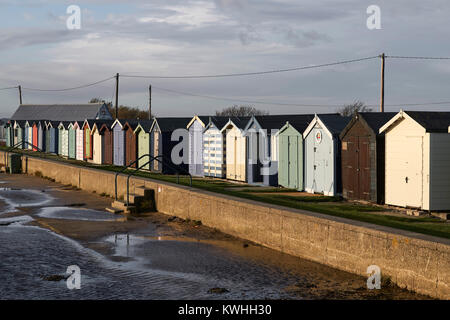 Cabine sulla spiaggia, a Brighlingsea, Esses Foto Stock