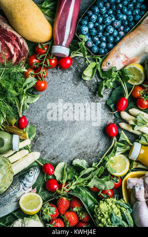 Sana e bilanciata di ingredienti alimentari per la gustosa cucina pulita e mangiare: ortaggi, frutta, bacche, carne, pollo e pesce su sfondo vintage, top vie Foto Stock