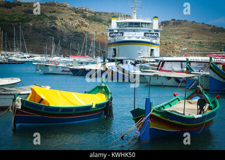 In arrivo nel porto di Mgarr a Gozo su Gozo Channel Company traghetto da Malta Foto Stock