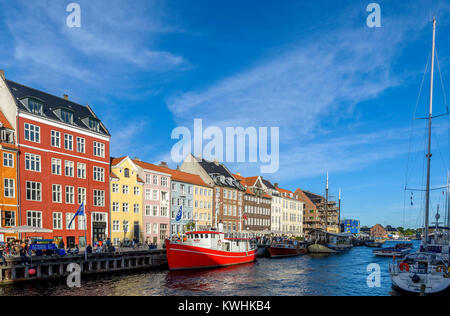 Nyhavn, Copenhagen, Danimarca. La folla di gente del posto e turisti godere il caldo, bel tempo in uno dei punti più belli della capitale danese. Foto Stock