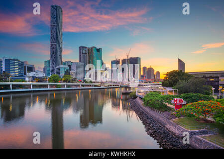 Brisbane. Cityscape immagine della skyline di Brisbane, Australia durante la drammatica sunrise. Foto Stock