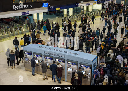 London, Regno Unito - 1 gennaio 2018. Una grande folla di attendere per un treno alla stazione di Waterloo dopo la vigilia di Capodanno fuochi d'artificio. RMT sciopero. Foto Stock