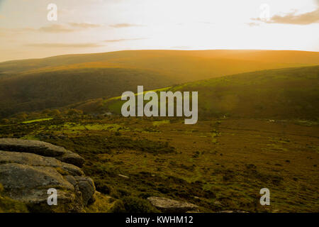 Il sole tramonta oltre il Parco Nazionale di Dartmoor, Devon, Regno Unito Foto Stock