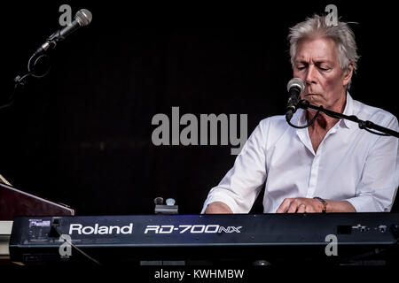 Danimarca, Skanderborg - Agosto 10, 2017. L'inglese rock band Status Quo esegue un concerto dal vivo durante la musica danese SmukFest festival 2017. Qui il cantante e musicista Andy Bown è visto dal vivo sul palco. Foto Stock