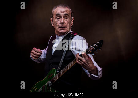 Danimarca, Skanderborg - Agosto 10, 2017. L'inglese rock band Status Quo esegue un concerto dal vivo durante la musica danese SmukFest festival 2017. Qui cantante, compositore e musicista Francesco Rossi è visto dal vivo sul palco. Foto Stock