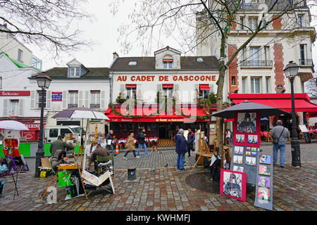 Vista della Place du Tertre situato nel quartiere Montmartre di Parigi, una famosa attrazione turistica per tutti i pittori di strada e macchiettisti Foto Stock