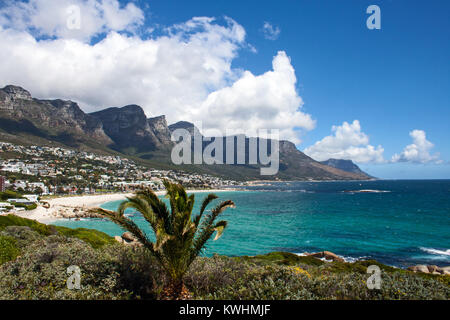 Una vista di tutta la baia di Camps Bay, Città del Capo, Sud Africa Foto Stock