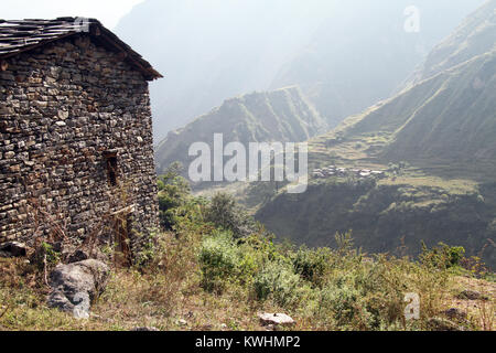 Casale in pietra e montagna in Nepal Foto Stock