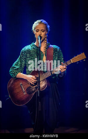 Il cantante danese, musicista e cantautore Tina Dickow (noto come Tina Dico all'estero) esegue un concerto dal vivo la Gaffa Awards 2014 a Copenaghen. Danimarca, 04/12 2014. Foto Stock