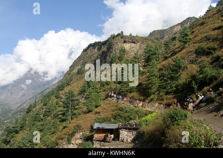 Turisti sul sentiero di montagna in Nepal Foto Stock