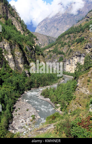 Piccolo fiume e montagna vicino Il Manaslu in Nepal Foto Stock